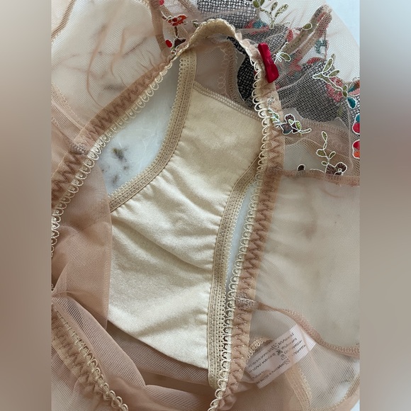 Sawren Intimates | European Lace Lingerie Set, Size 32E Top & Size Small Bottoms - Picture 12 of 15